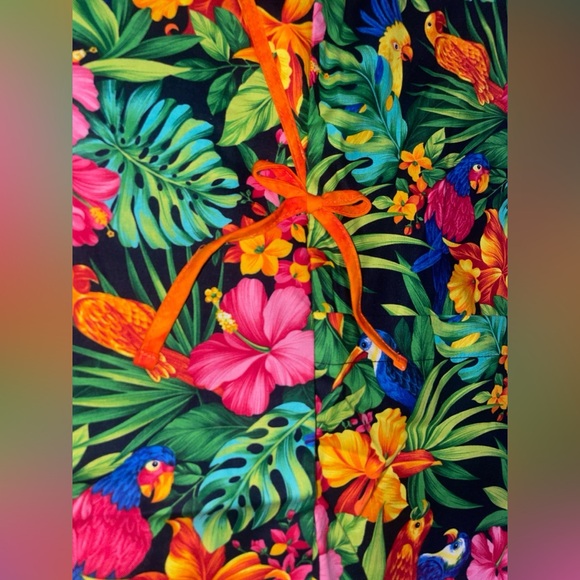 SOLD NWT  Black and Tropically Colorful Scrubs Top Size 2XL (Parrot Isle) - Picture 6 of 7